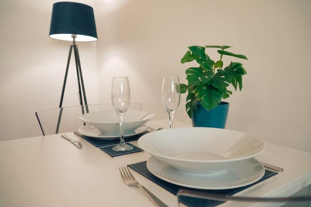 Modern 2 Bed Apartment Near City Centre チェルムスフォード エクステリア 写真