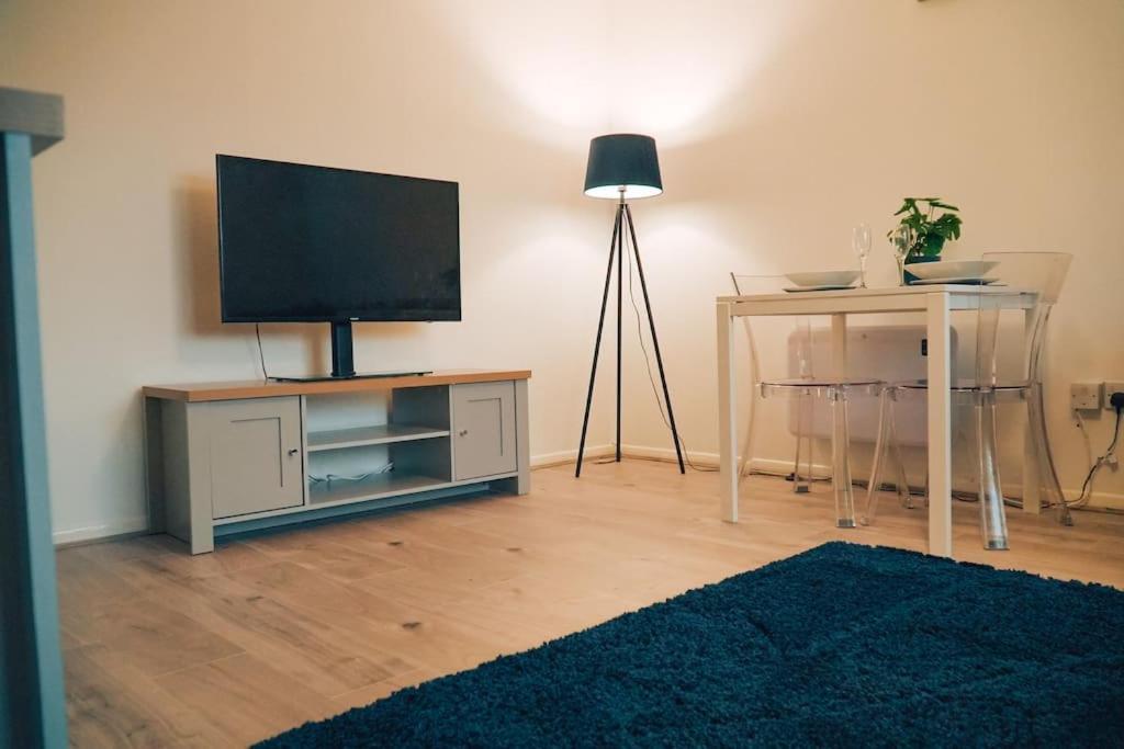 Modern 2 Bed Apartment Near City Centre チェルムスフォード エクステリア 写真