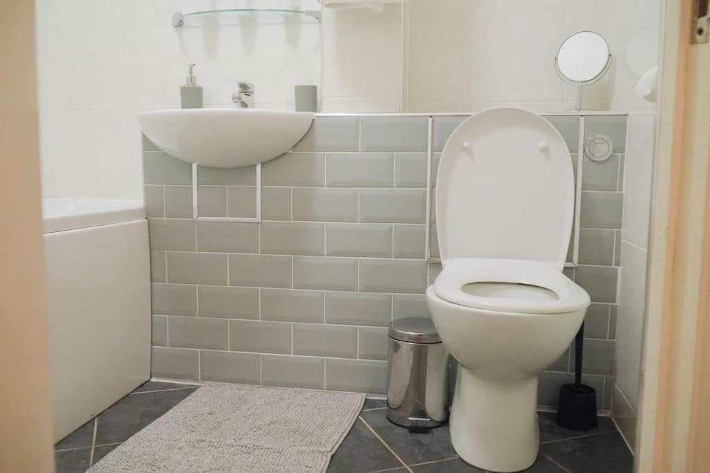 Modern 2 Bed Apartment Near City Centre チェルムスフォード エクステリア 写真