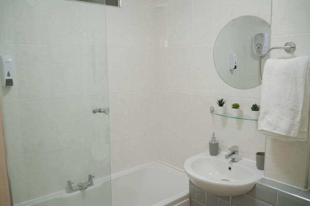 Modern 2 Bed Apartment Near City Centre チェルムスフォード エクステリア 写真